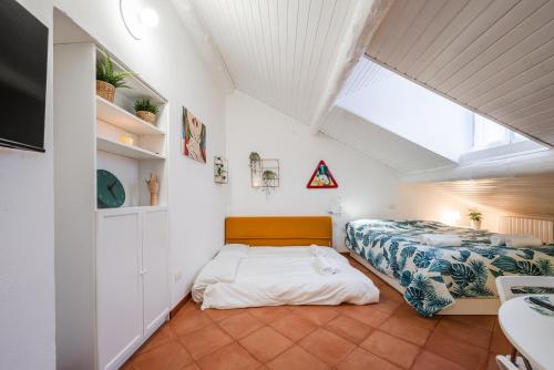 tHE White Jungle - San Babila Attic