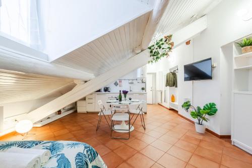 tHE White Jungle - San Babila Attic