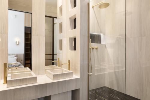 une salle de bain avec deux lavabos et une douche dans l'établissement Pick A Flat's Apartment in Montorgueil - Rue Bachaumont, à Paris