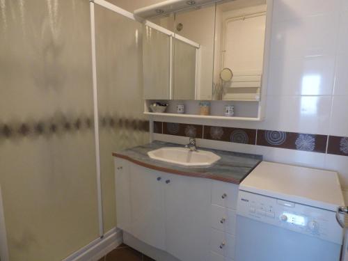 un bagno con lavandino e specchio di La Houle a Saint-Gilles-Croix-de-Vie