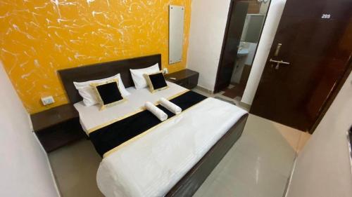 Uma cama ou camas num quarto em Monkey Travel Hostel