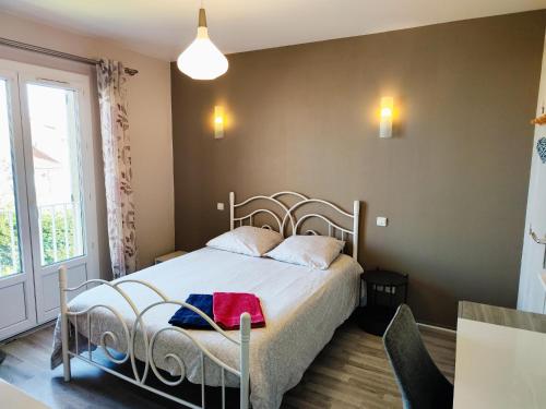 une chambre avec un lit et une fenêtre dans l'établissement Le PATIO GARONNE maison 6 personnes, climatisé, Netflix, à Portet-sur-Garonne
