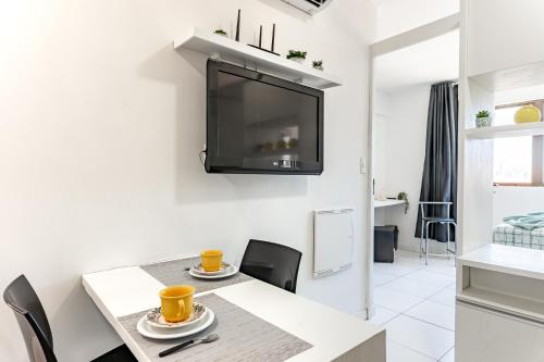 Apartamento com piscinaにあるキッチンまたは簡易キッチン
