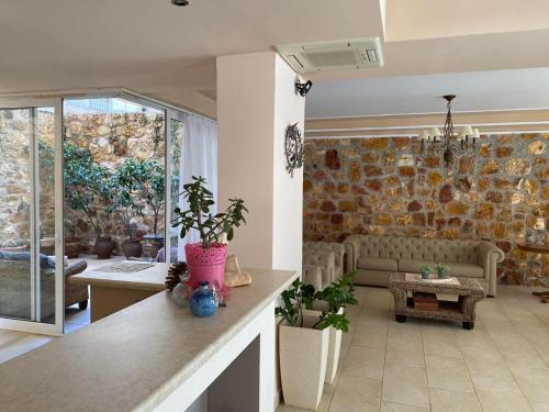 cocina y sala de estar con pared de piedra en Άλκηστις Alkistis, en Loutra Edipsou