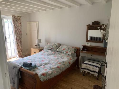 sypialnia z łóżkiem, komodą i lustrem w obiekcie Charming 1-Bed Apartment in Alfreton w mieście Alfreton