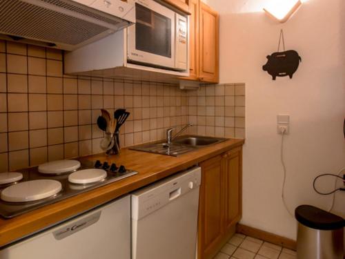 Кухня или мини-кухня в Appartement Val-d'Isère, 5 pièces, 8 personnes - FR-1-518-94
