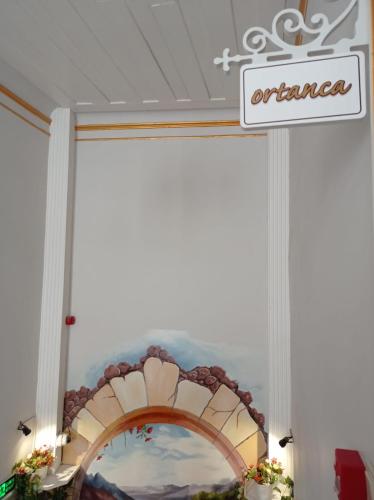 un cartello per l'ingresso a un ristorante con finestra di BUDAKZADE KONAĞI OTEL-RESTAURANT 1841 a Karşıyaka