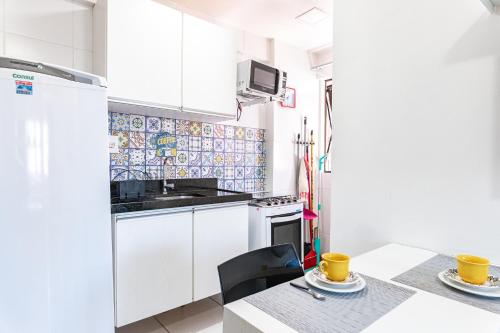 Apartamento com piscinaにあるキッチンまたは簡易キッチン