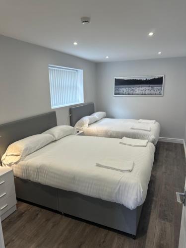 2 nebeneinander sitzende Betten in einem Schlafzimmer in der Unterkunft Smeaton serviced Accommodation in Liverpool