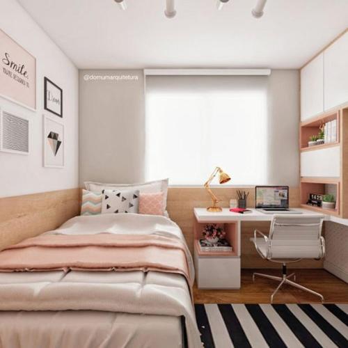 1 dormitorio con 1 cama y escritorio con ordenador en TRAKIA Inn apartment, en Plovdiv