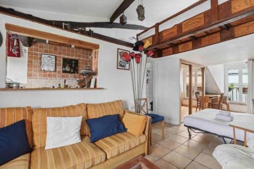 un salon avec un canapé et une table dans l'établissement Le coeur de Paris, à Paris