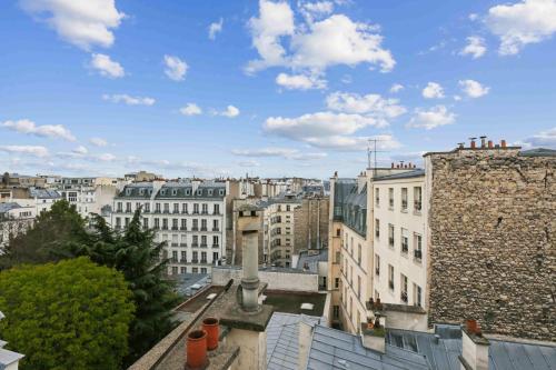 une vue sur les toits d'une ville avec des bâtiments dans l'établissement Le coeur de Paris, à Paris