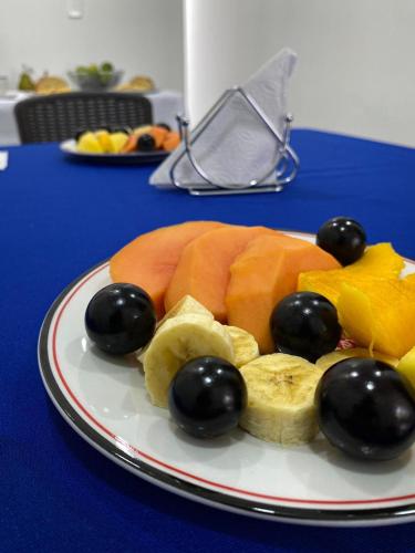 a plate of fruit on a blue table at Hotel Boutique Iyarí in Palmira