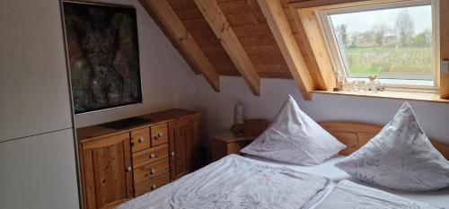 フラインスハイムにあるFerienwohnung im Haus Petryのベッドルーム1室(白い枕のベッド1台、窓付)