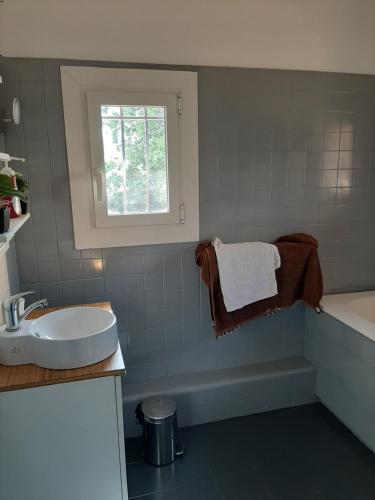 Salle de bains dans l'établissement Jolie villa provençale avec piscine et vue mer