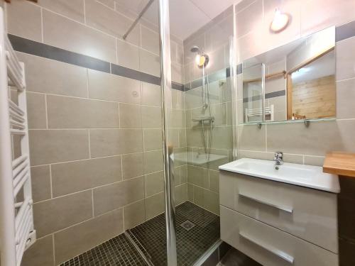 une salle de bain avec douche et lavabo dans l'établissement Balcon des pistes - 217-218 - Appt tout confort 8p, à Les Deux Alpes