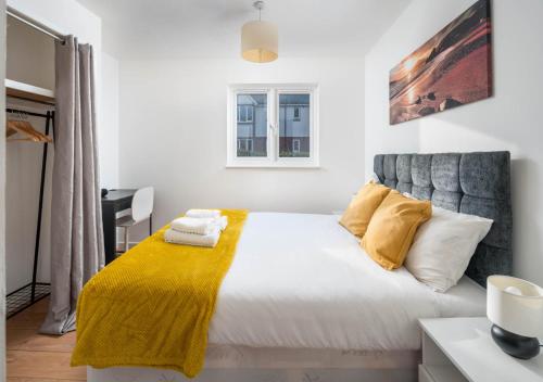 a bedroom with a bed with a yellow blanket at Crawley Maunsell Park Charm & Cosy 1 Bedroom Apartment with Parking in Crawley