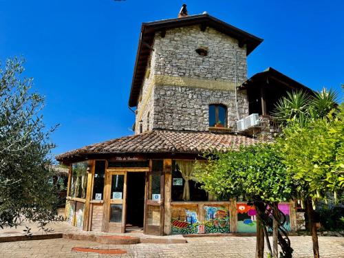 ein altes Gebäude mit einem Turm darüber in der Unterkunft Villa de Luccheri in Frasso Telesino