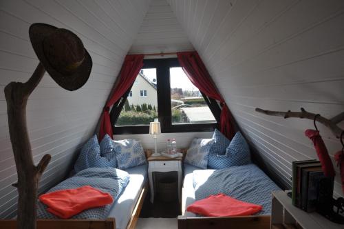 a room with two beds in a tent at Ferienhaus nähe Warnemünde in Elmenhorst