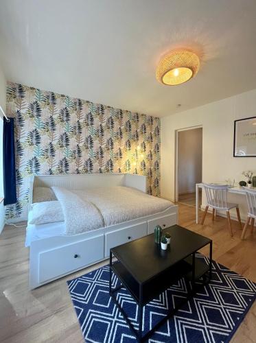 una camera con un letto bianco e un tavolo di Le Fleuri a Lille