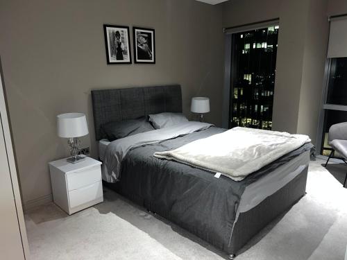 Tempat tidur dalam kamar di Stylish 1-Bed Apartment in London