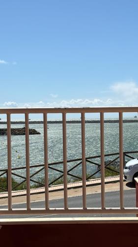 una vista del océano desde un puente en APARTAMENTO DE AMY CON VISTA AL MAR 2, en Huelva