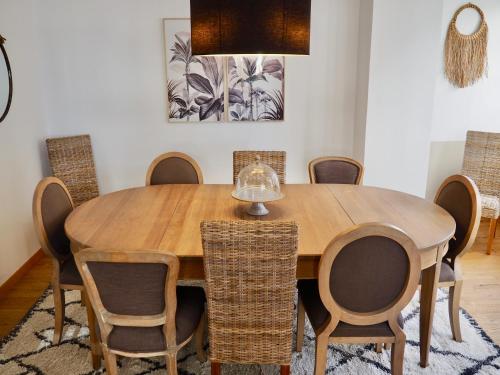 - une salle à manger avec une table et des chaises en bois dans l'établissement Le Hublot, à Le Touquet-Paris-Plage