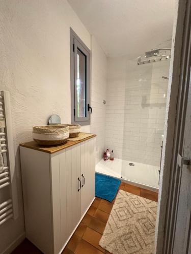 une salle de bain avec un lavabo et une baignoire dans l'établissement Saint Tropez centre parking et jardin privé inclus, à Saint-Tropez
