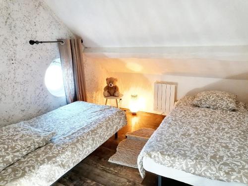 Ένα ή περισσότερα κρεβάτια σε δωμάτιο στο Maison de 2 chambres avec jardin clos et wifi a Sainte Genevieve les Gasny