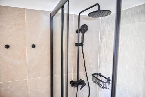 y baño con ducha y puerta de cristal. en Zografou luxury apartment 1 bedroom 4 pers by MPS, en Atenas