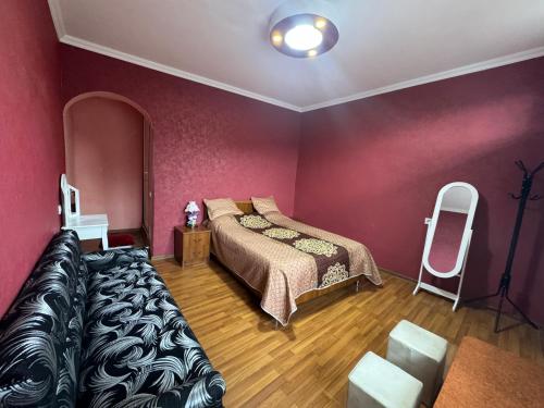 um quarto com uma cama e um espelho em Nato & Lado em Signagi