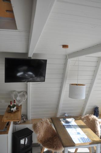 a dining room with a table and a ceiling at Ferienhaus nähe Warnemünde 3 in Elmenhorst