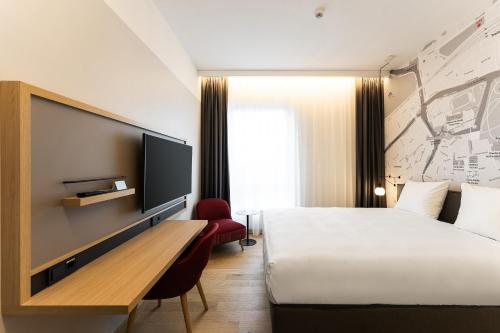 Postel nebo postele na pokoji v ubytování IntercityHotel Breda