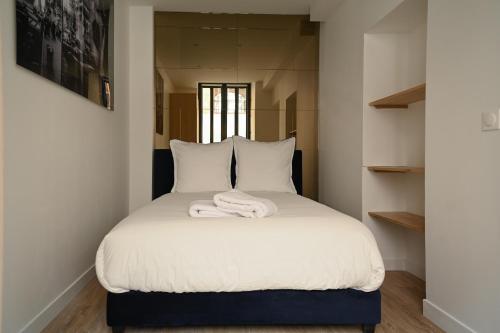 Un pat sau paturi într-o cameră la Loft 1 bedroom jardin des plantes air-conditioned