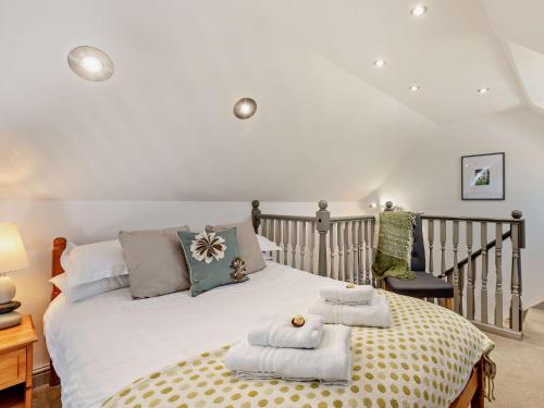 1 dormitorio con 1 cama con toallas en 1 Bed in Bassenthwaite 91211, en Bassenthwaite Lake