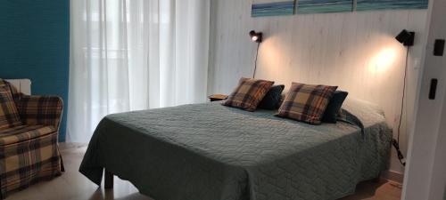 une chambre avec un lit avec deux oreillers dessus dans l'établissement Love nest with 2 balconies offering sea views, à Toulon