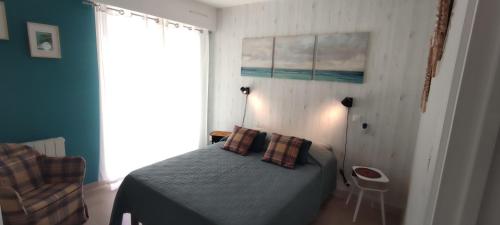 une chambre avec un lit et une grande fenêtre dans l'établissement Love nest with 2 balconies offering sea views, à Toulon