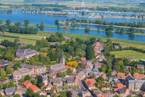 z powietrza widok na małe miasteczko nad rzeką w obiekcie B&B Op de Keien w mieście Megen