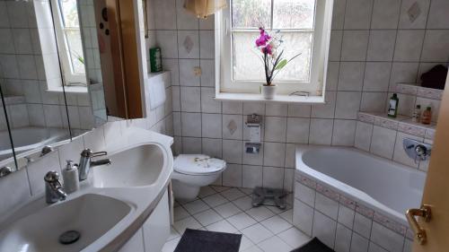 Ένα μπάνιο στο Ferienhaus Ebert, Top-Ausstattung mit Garten, Terrasse & Wall-Box bei Dinkelsbühl