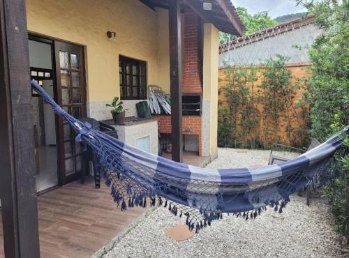 Ein Garten an der Unterkunft Casa de condomínio 900m da Praia de Boiçucanga