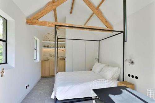 sypialnia z łóżkiem i stołem w pokoju w obiekcie B&B Op de Keien w mieście Megen