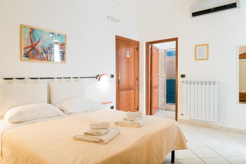 A bed or beds in a room at La Marmora