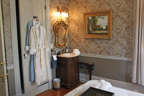 Et badeværelse på Grand Victorian Manor & Cottage