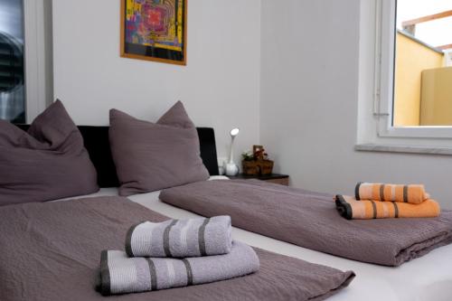 ドロボラッハ・アム・ファーカーゼーにあるFerienhaus Seeblickのベッド2台(上段にタオル付)が備わる客室です。