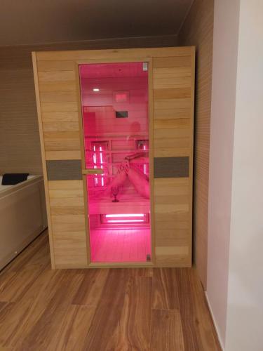 drzwi w pokoju z różową podłogą w obiekcie Ca Marina w mieście Relleu