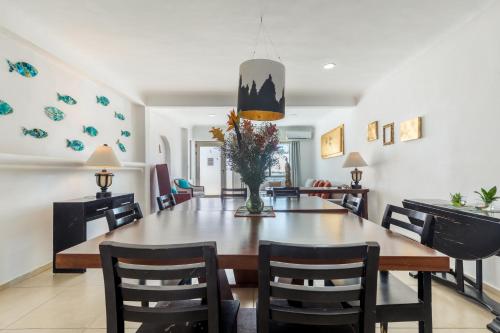 a dining room with a wooden table and chairs at Casa Nahua Maya Centro Isla Mujeres in Isla Mujeres