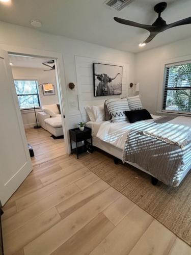 a bedroom with a bed and a ceiling fan at Cracker Cow Cottages - Cottage B in Fort Myers