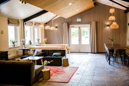 Χώρος καθιστικού στο Groepsaccommodatie 'Jister' aan open vaarwater in Friesland