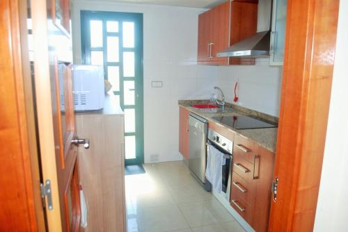 eine Küche mit Spüle und Herd Oberer Backofen in der Unterkunft Prestigious Dona Pepa 2 Urbanisation with Shared Pool in Ciudad Quesada