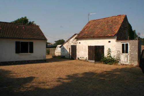 een oud wit gebouw met een bruin dak bij Détour en baie de somme in Le Crotoy